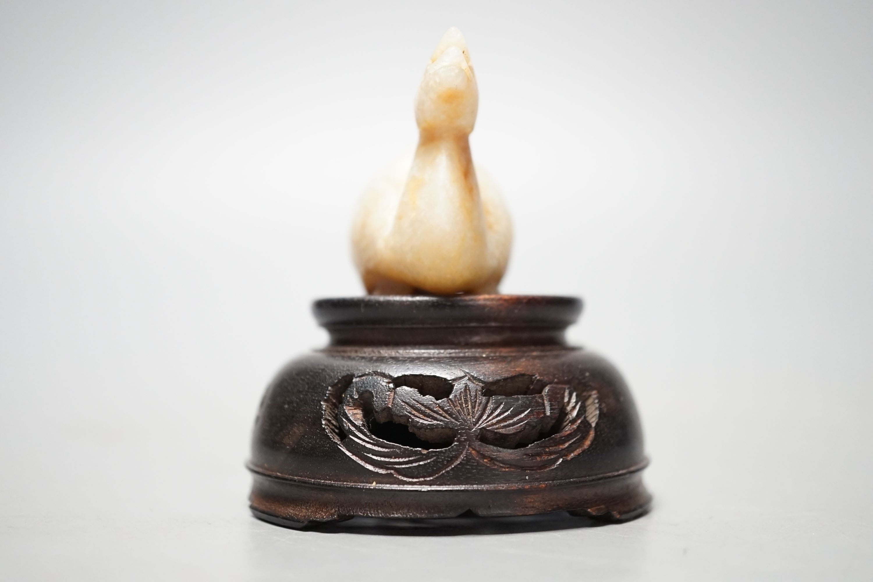 A Chinese jade figure of a goose, 5.5cm wood stand
